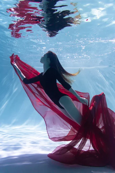 Jong Slank Meisje Onderwater met een Doek. Water Magie. Onderwaterfotografie. Art. — Stockfoto