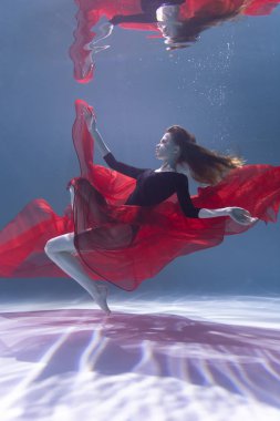 Genç Slender Kız bir bezle suyun altında. Su Büyüsü. Su altı fotoğrafçılığı. Sanat