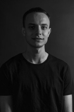 Siyah ve Beyaz Duygusal Genç Adam