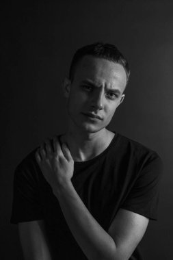 Siyah ve Beyaz Erkek Duygusal Portresi. Duygular ve Yaşamları