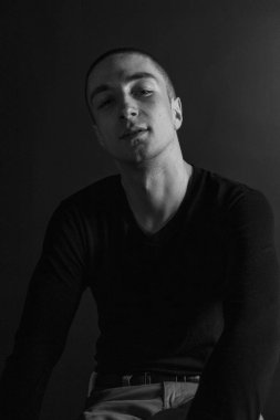 Siyah ve Beyaz Erkek Duygusal Portresi. Duygular ve Yaşamları