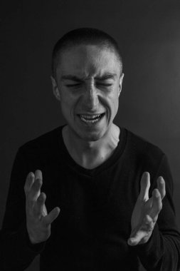 Siyah ve Beyaz Erkek Duygusal Portresi. Duygular ve Yaşamları