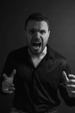 Siyah ve Beyaz Duygusal Genç Adam