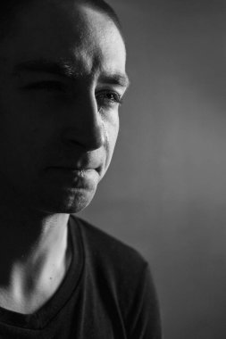 Siyah ve Beyaz Erkek Duygusal Portresi. Duygular ve Yaşamları