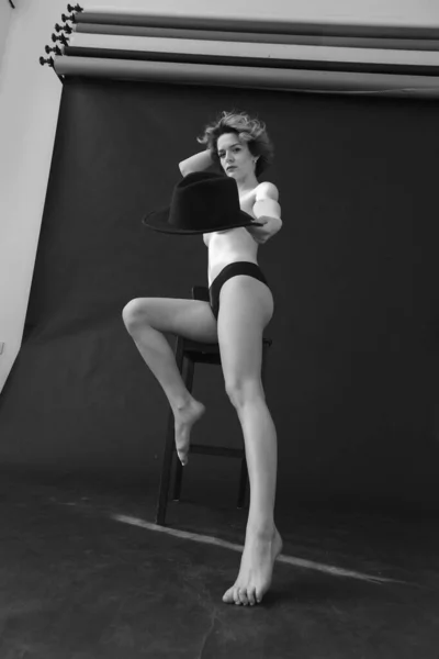 黒と白のポートレートのセクシー若い女性でスタジオ — ストック写真