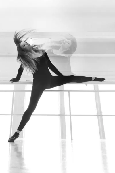 女踊りを披露する 移動ストレッチ — ストック写真