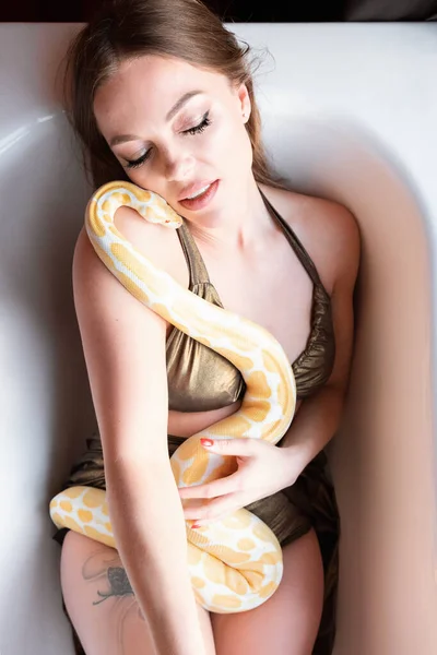 Hermosa Mujer Sensual Con Una Serpiente Amarilla — Foto de Stock