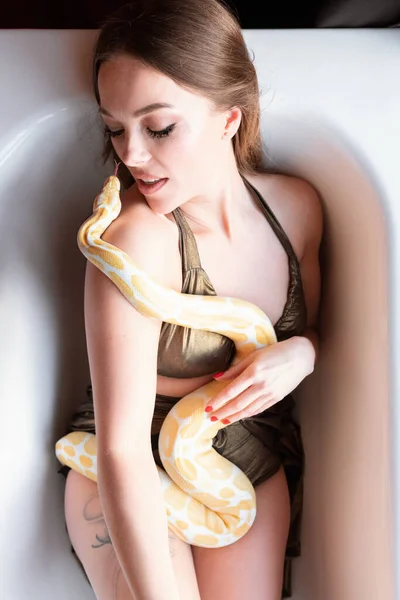 Bella Donna Sensuale Con Serpente Giallo — Foto Stock