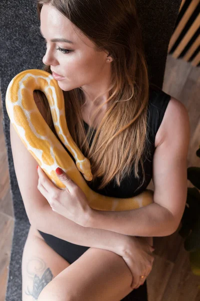 Mulher Sensual Bonita Com Uma Cobra Amarela — Fotografia de Stock