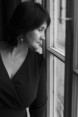 Pencerenin yanındaki üzgün kadının portresi. Boşluğu Kopyala