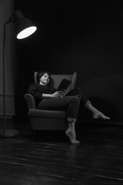 Yetişkin Avrupalı Kadın Portresi Karanlık İçten Bir Tablet Kitabı Okuyor