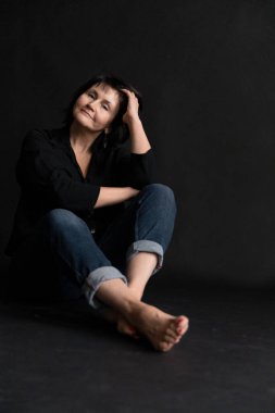 Koyu İçindeki Yetişkin Avrupalı Kadın Portresi