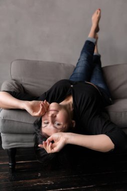 55 yaşında mutlu bir Avrupalı kadının portresi. Kapalı