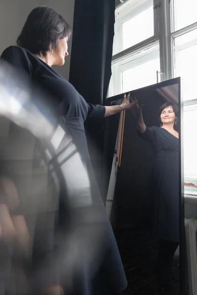 Adult Woman Looks Mirror Touches Himself — Stock Photo, Image