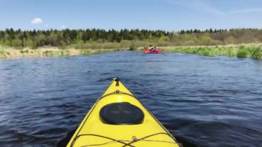 Belarus, Minsk, 05.2020. Nehirde kano gezisi.