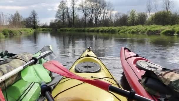 Belarús, Minsk, 05.2020. Piragüismo en el río . — Vídeo de stock