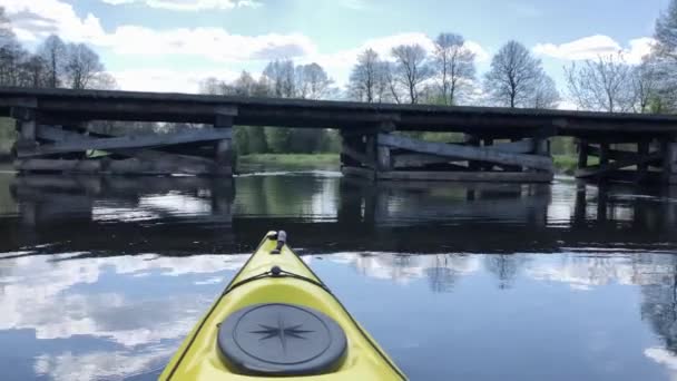 Bielorrússia, Minsk, 05.2020. Canoagem no rio . — Vídeo de Stock