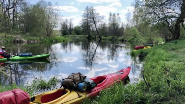 Belarús, Minsk, 05.2020. Piragüismo en el río . — Vídeo de stock