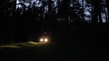 Mini otobüs Karanlık Orman 'dan geçiyor. Gece