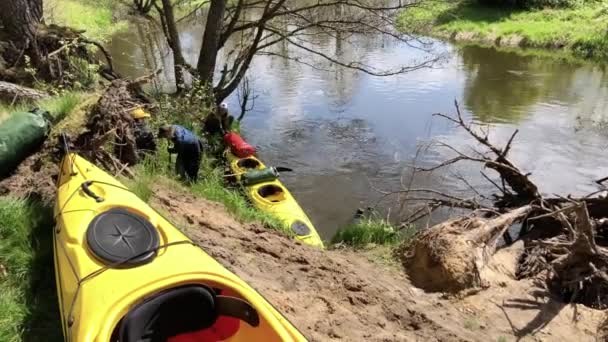Bielorrusia. Minsk. 05.2020. Los hombres llevan kayaks a través del río regenerados por un árbol — Vídeo de stock
