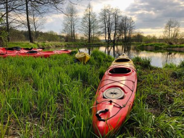 Nehirde birkaç parlak kano. Seyahat ve Doğa