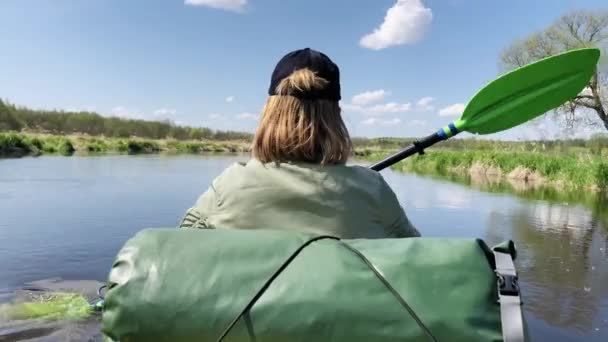 벨로루시, 민스크, 05 . 2020. 강에서의 카누타기. — 비디오