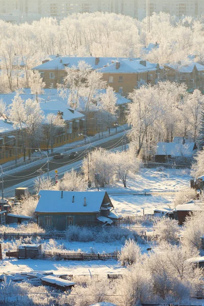 Cidade rua com árvores congeladas — Fotografia de Stock