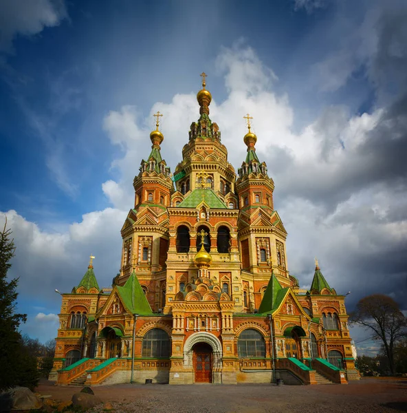 Kathedraal van heiligen Petrus en Paulus, in Sint-Petersburg Peterhof — Stockfoto