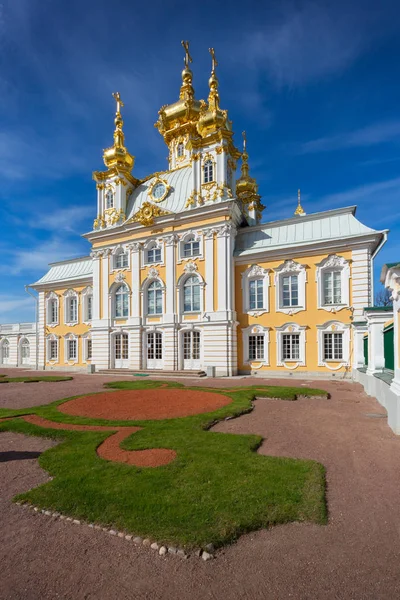 Kilise Aziz Peter ve Paul Grand Peterhof sarayında — Stok fotoğraf