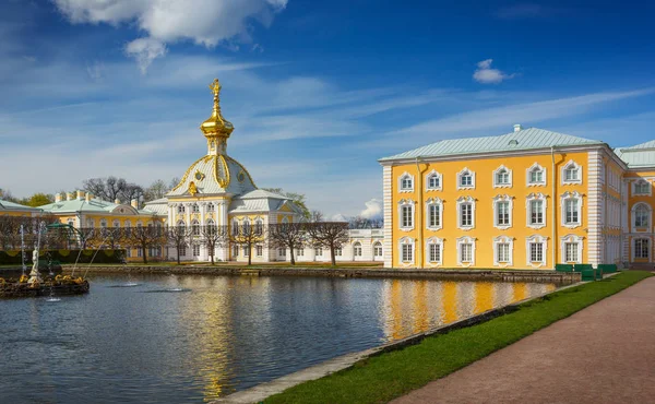 Heraldische corps in het Paleis Grand Peterhof — Stockfoto