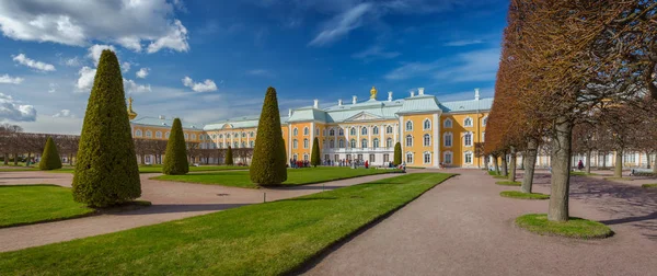 Peterhof Palace  in Petergof, Saint Petersburg, Russia — Stock Photo, Image