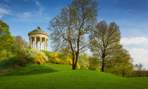 英国庭園、ミュンヘンのババリア、ドイツで Monopteros 寺 — ストック写真