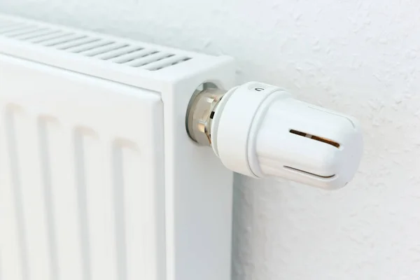 Radiador de aquecimento contra a parede branca — Fotografia de Stock