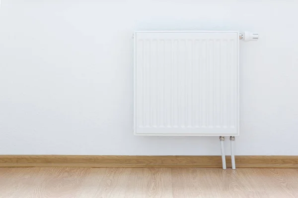 Verwarming radiator tegen de witte muur — Stockfoto