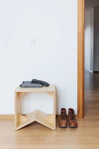 Antichambre vide blanche avec tabouret en bois et cuir — Photo