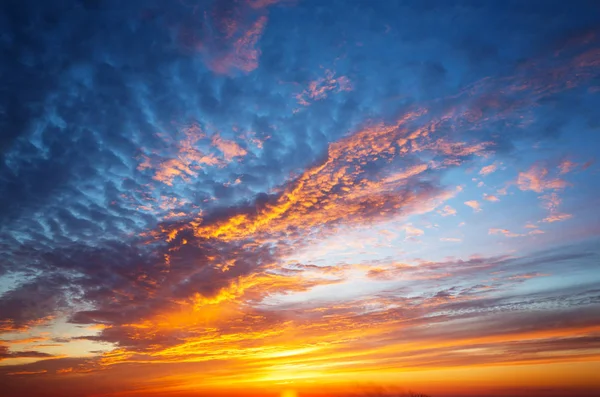 Cielo atardecer con nubes multicolores — Foto de Stock