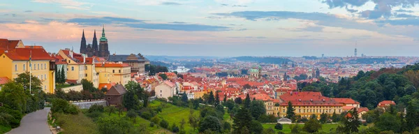 Panoramic view of Prague with Prague Castle — Stock Photo, Image