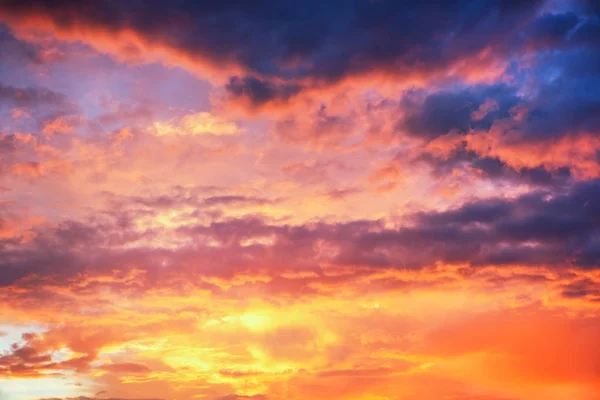 Cielo al tramonto con nuvole multicolore — Foto Stock