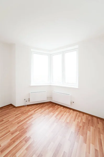 Habitación vacía blanca con ventana — Foto de Stock