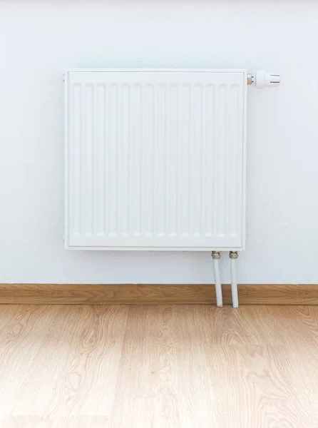 Verwarming radiator tegen de witte muur — Stockfoto