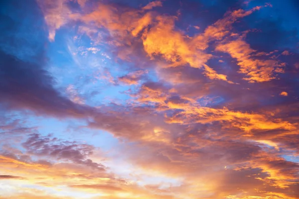 Ciel couchant avec nuages multicolores — Photo