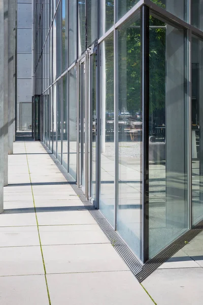 Façade en verre du bâtiment moderne — Photo