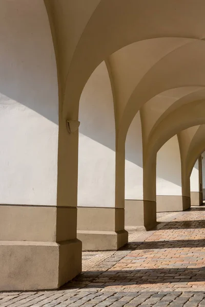 Monumentala arcade med trottoaren inuti — Stockfoto