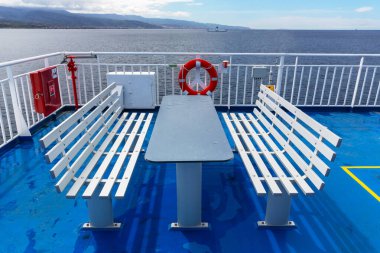 Güvertede bir gemi var.