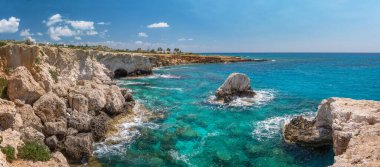 Yeşil deniz ve mavi gökyüzü olan manzara, Ayia Napa, Kıbrıs