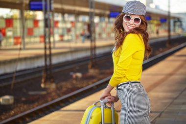 bir tren istasyonunda genç ve güzel kadın  