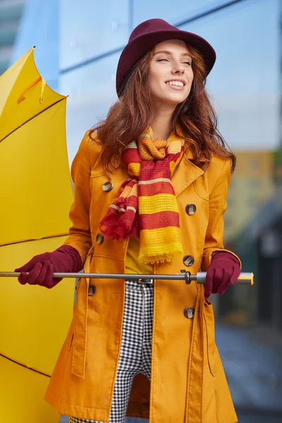 Mujer en la ciudad de otoño — Foto de Stock