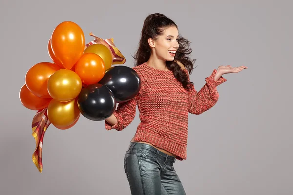 Junge hübsche Frau mit bunten Luftballons — Stockfoto