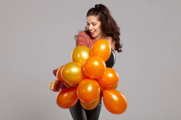 Junge hübsche Frau mit bunten Luftballons — Stockfoto