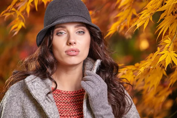 Mode vrouw in herfst park — Stockfoto